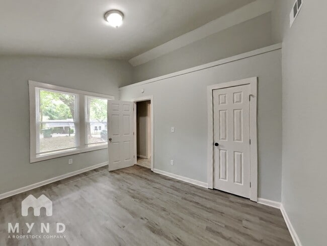 Building Photo - 332 Adelle St SE
