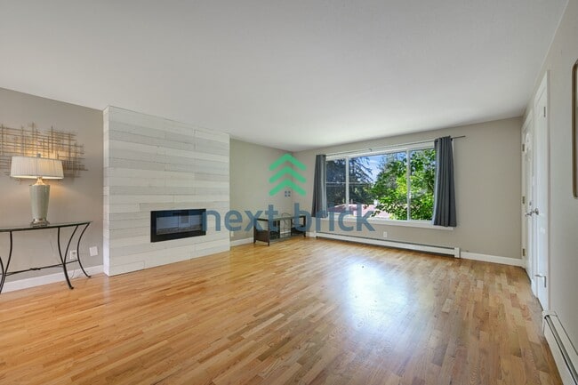 Building Photo - 4 Bed and 2 Bath Remodeled Single-family House Available!