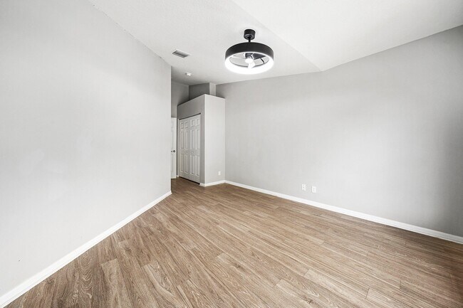 Building Photo - 9663 Lago Dr