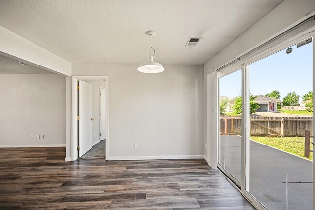 Building Photo - $2,495.95 - 3 Bed, 2 Bath Home in Denver with Central AC and Fenced in Yard!