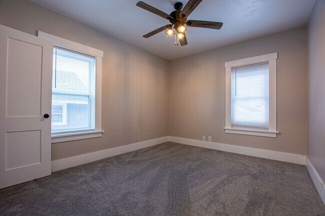 Building Photo - 3 Bedroom / 2 Bath Home with Garage off 45th and Leavenworth!