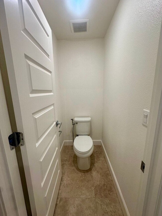 Building Photo - Mission Blvd 2 Bedroom 2 Bath Unit!