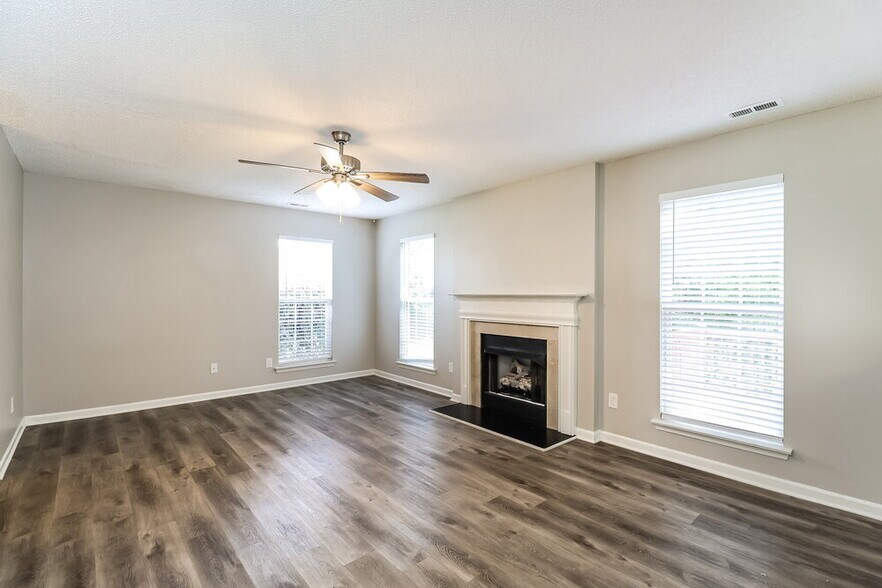 Building Photo - 137 Lantana Dr