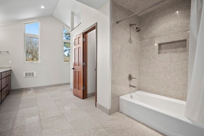 Building Photo - 1020 Walsen Rd