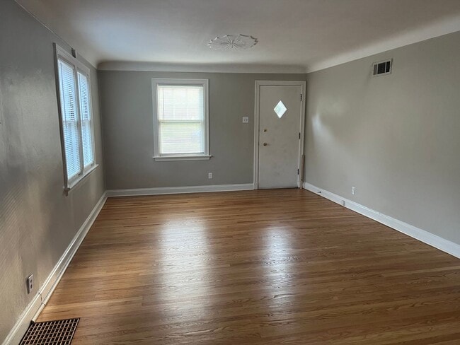 Building Photo - Updated 3+ Bedroom Brick Bungalow in Brentwood!