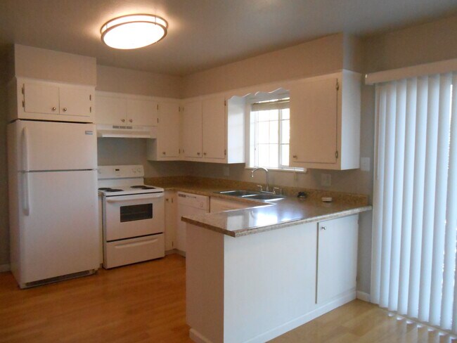 Building Photo - 3 Bedroom Home On Placer, Parking Pad Behi...