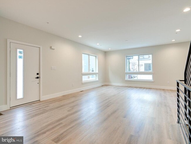 Building Photo - 630 Moyer St