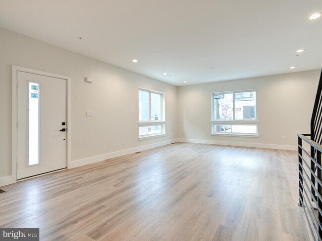 Building Photo - 632 Moyer St