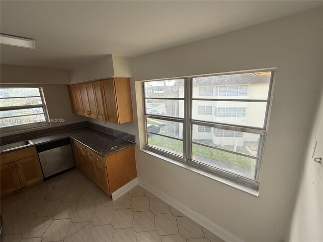 Building Photo - 1540 NE 191st St