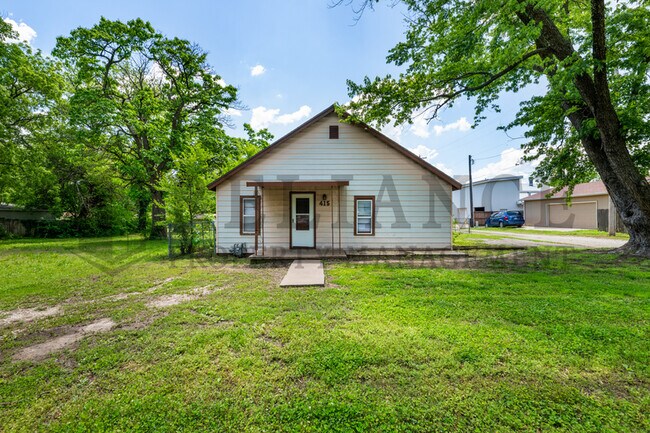 Primary Photo - 415 E Vine St