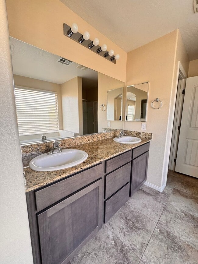 Building Photo - Beautifu 2 Story 4 bedrooms 2.5 baths located in Mountain Edge Southwest