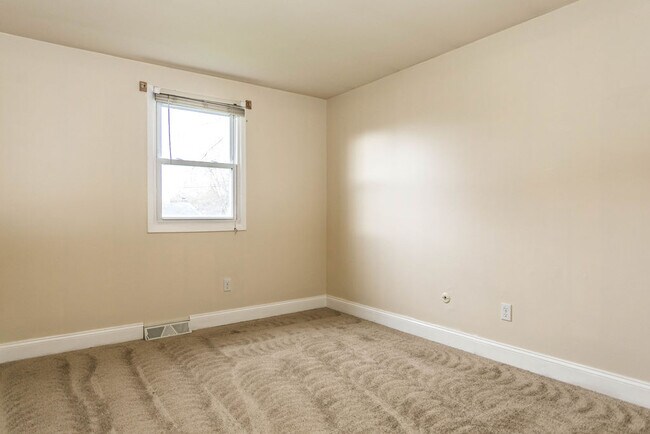 Building Photo - 7934 Davis Rd N