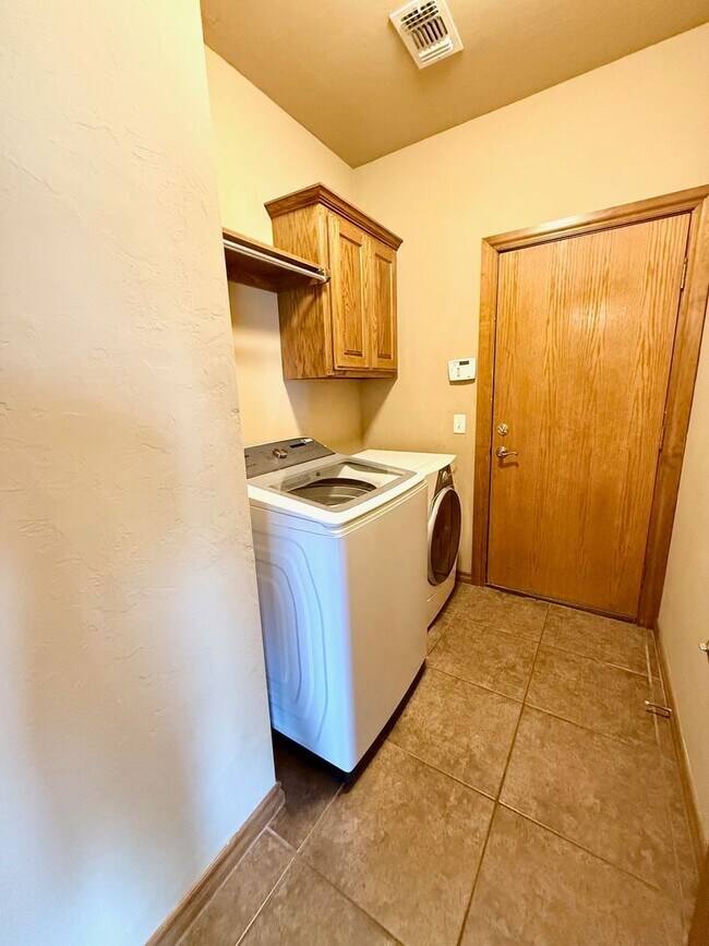 Building Photo - 4 Bed Close to OU