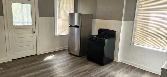 Building Photo - "Charming 2-Bedroom Duplex in St Louis – Your Next Cozy Retreat Awaits!"