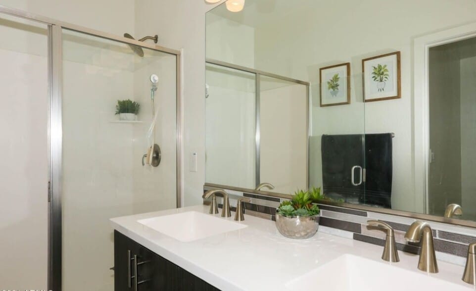 Building Photo - 2321 E Huntington Dr