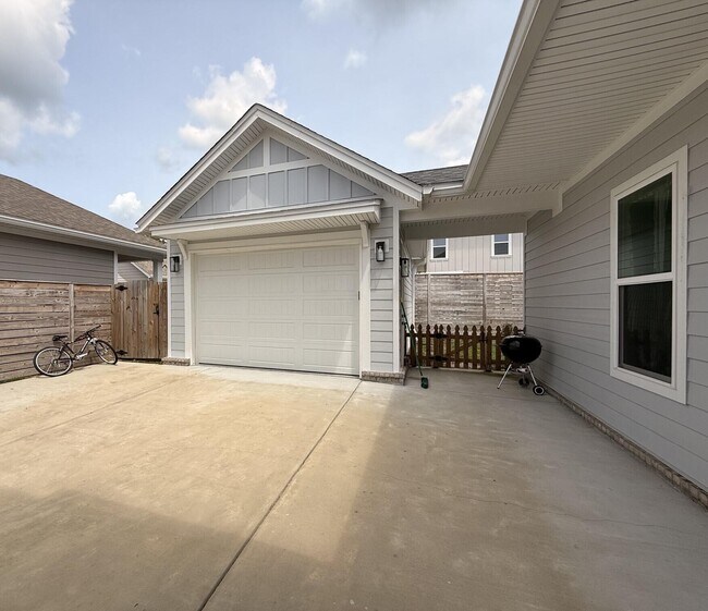 Building Photo - 206 Red Deer Run