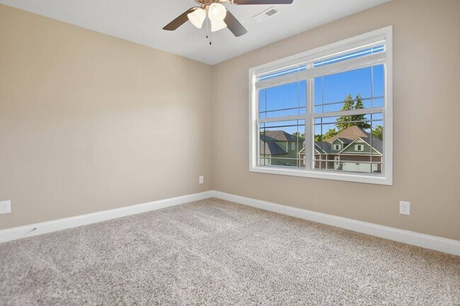Building Photo - Three Bedroom in Magnolia Place!