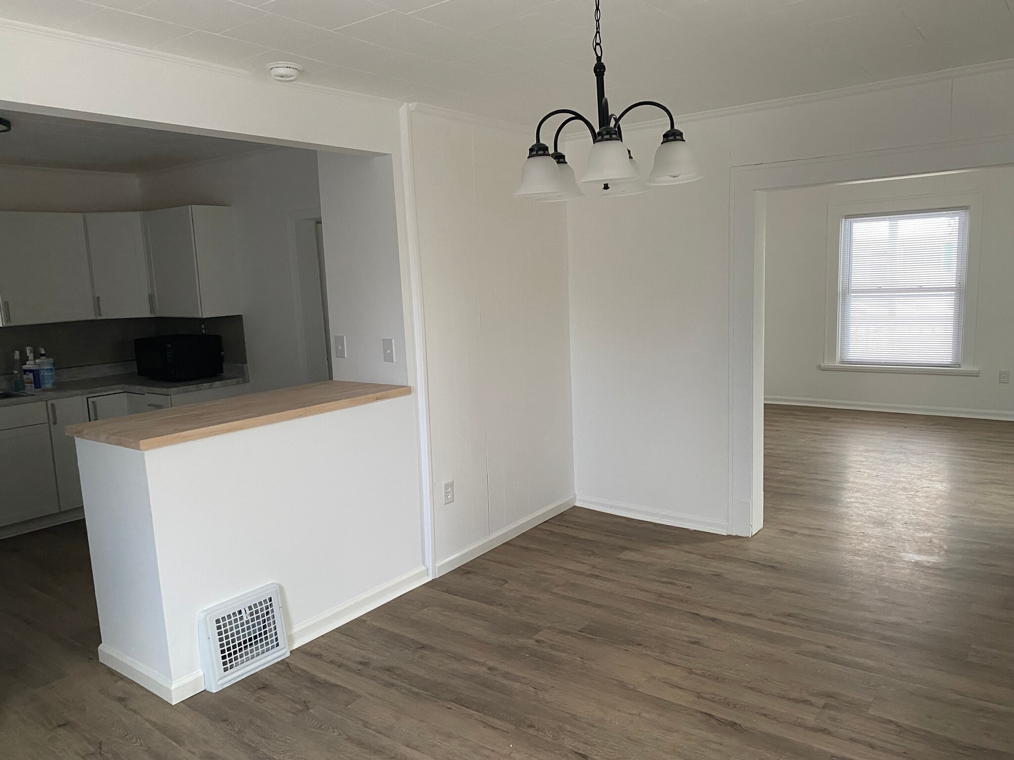 Dining room - 904 W 26th St