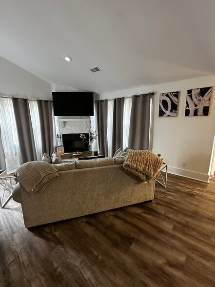 Building Photo - 4013 Hawthorne Cir