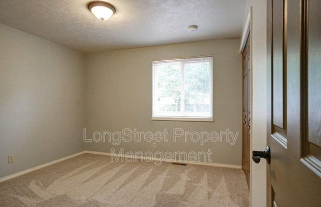 Building Photo - 3937 SW Neer Ave