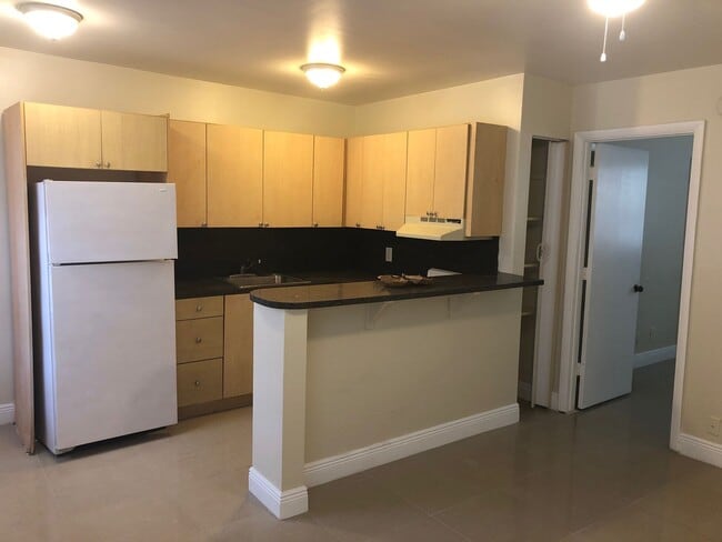 Building Photo - Nice 1-1 Condo Apartment with Central AC, Pool, & Laundry