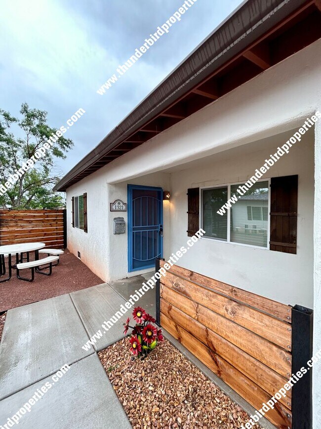 Primary Photo - 1321 San Mateo Blvd SE