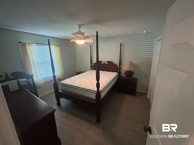 Building Photo - 9474 Villas Dr