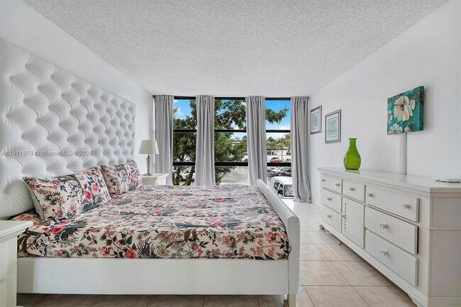 Building Photo - 1000 Parkview Dr