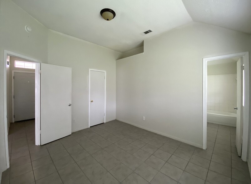 Building Photo - 2707 Starling Dr