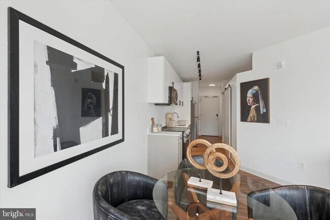 Building Photo - 4240 Chestnut St