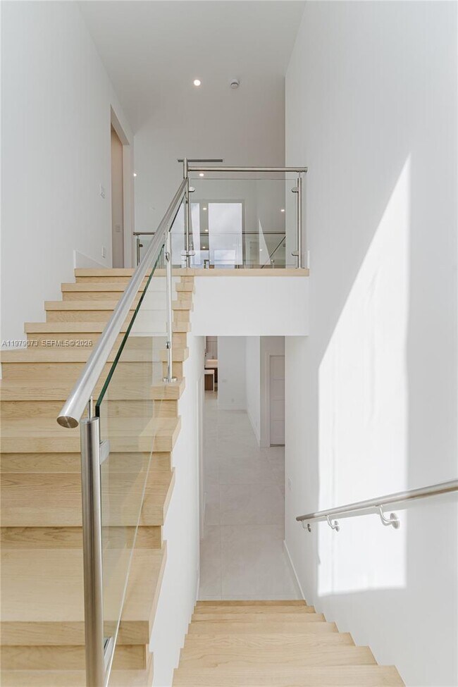 Building Photo - 464 NE 6th St