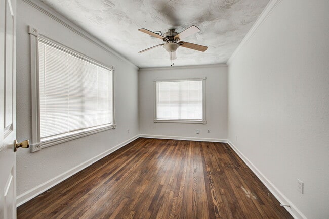 Building Photo - 418 N Flood Ave