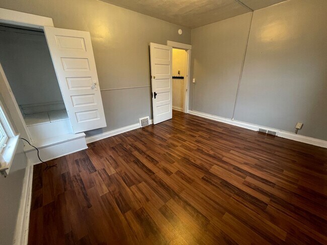 Building Photo - 802-806 Cedar