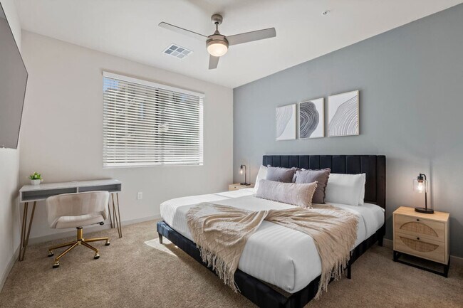 Building Photo - 711 W Broadway Rd