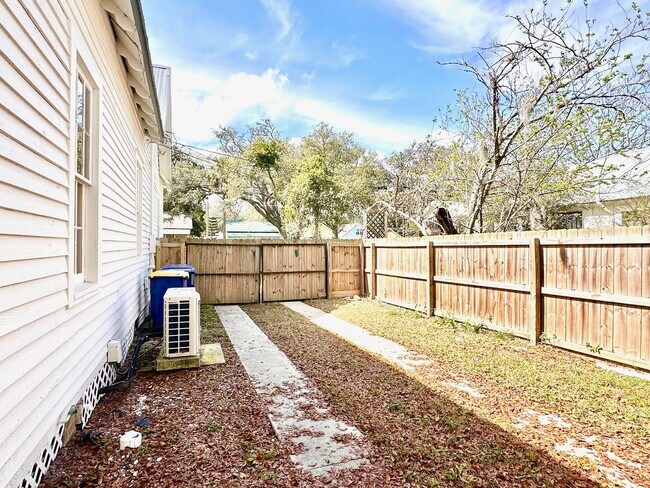 Building Photo - Historic Beauty in the Heart of Downtown Fernandina!