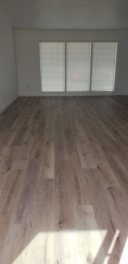 Building Photo - Beautiful Home with Large Yard, Privacy & ...