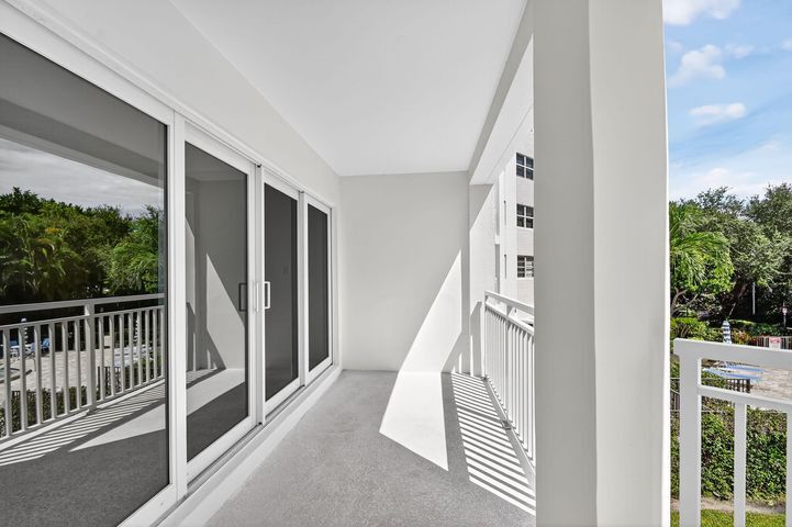 Building Photo - 1000 Lowry St