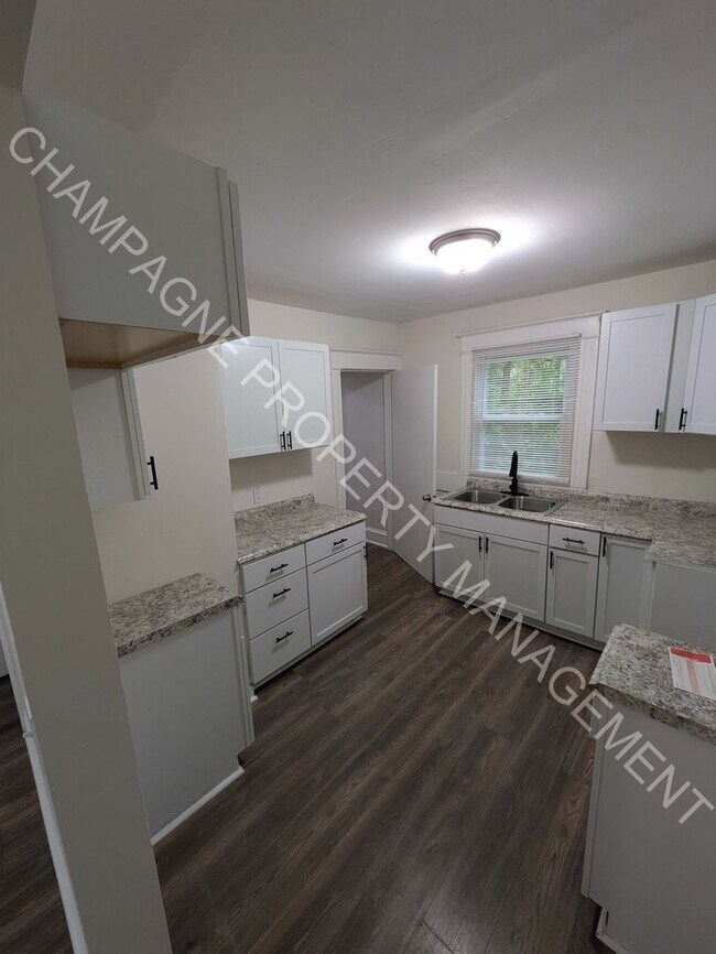 Building Photo - 3 Bedroom Home, centrally located in the heart of Kansas City