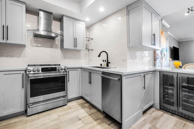 Building Photo - 2650 Lake Shore Dr