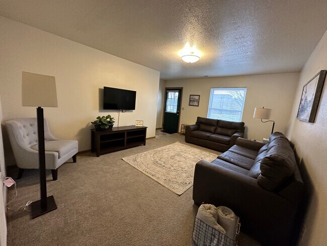 Building Photo - 601 W Scott St