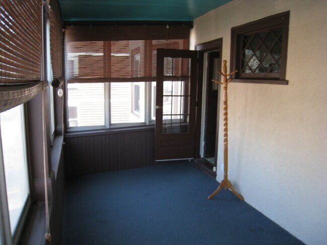 Building Photo - No Brokers Fee, In-Unit Washer and Dryer, Parking Included