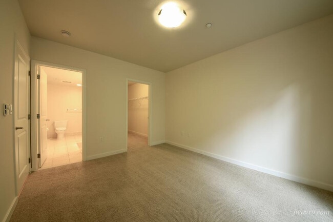 Building Photo - 329 Bay St