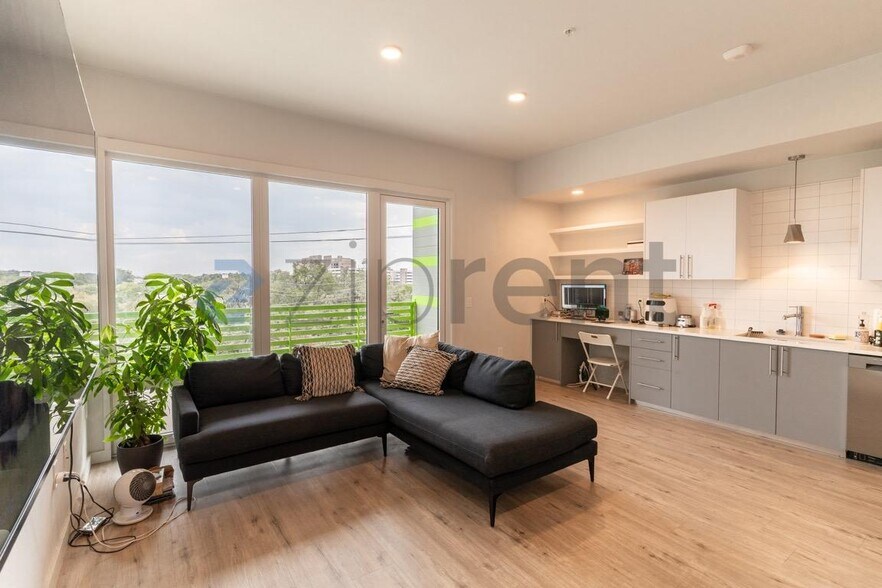 Building Photo - Unit 302