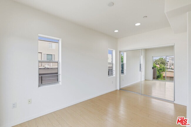 Building Photo - 3637 Dunn Dr