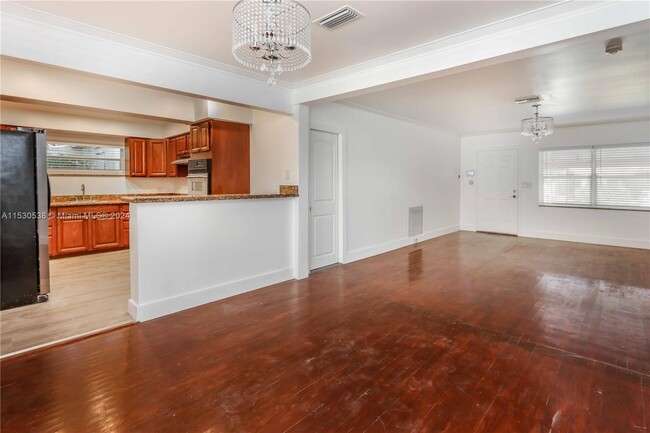 Building Photo - 1404 Plunkett St