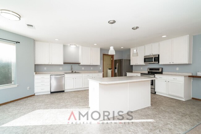 Building Photo - Spacious home in gated community