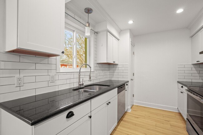 Building Photo - 1512 W Mesa Park Dr
