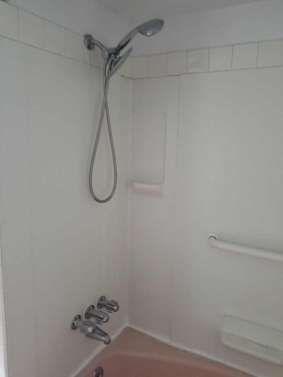 Full Bathroom - 2945 Warrensville Center Rd