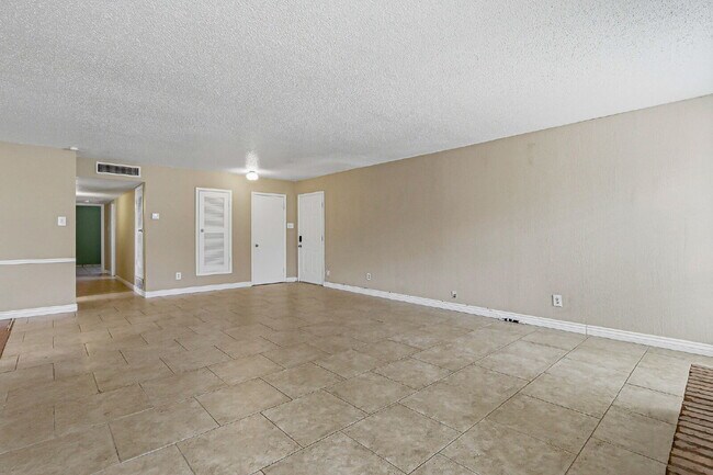 Building Photo - 3-Bedroom Duplex with Refrigerated AC.