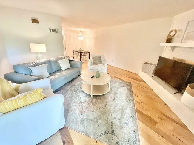 Building Photo - Beautiful Mount Pleasant Townhome